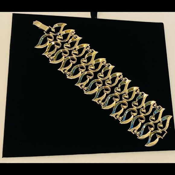 NWB Gold Overlay Leaf Bracelet  - Picture 4 of 7